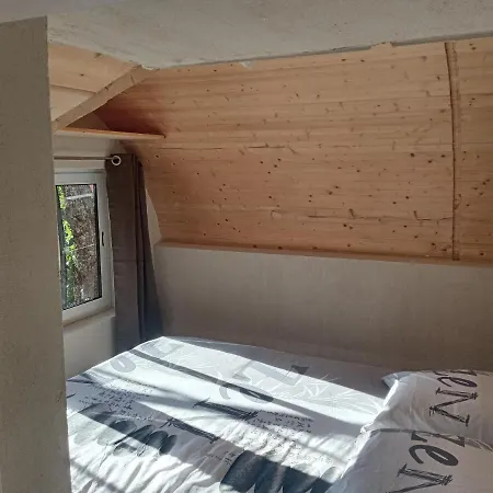 Les Insolites Du Villaret Bed and Breakfast 3*